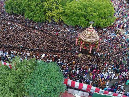 யாழ். நல்லூர் கந்தசாமி கோவில் தேரோட்டம்: லட்சக்கணக்கான பக்தர்கள் பங்கேற்பு- பிரமித்த அமெரிக்க தூதர் 