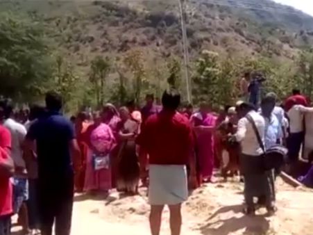 முன்னாள் முதல்வர் ஓபிஎஸ்ஸை கண்டித்து லட்சுமிபுரத்தில் மனித சங்கிலி போராட்டம்