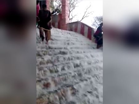 கொட்டிய மழை... பழநி முருகன் கோயில் படிகளில் அருவி .... பக்தர்கள் மகிழ்ச்சி: வீடியோ