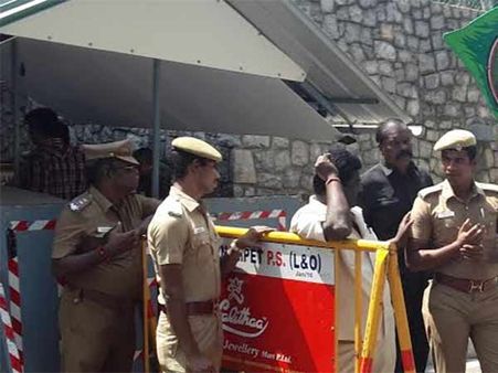 உரிமை கொண்டாட யாராவது வரலாம் என பரபரப்பு.. போயஸ் கார்டனில் போலீசார் குவிப்பு