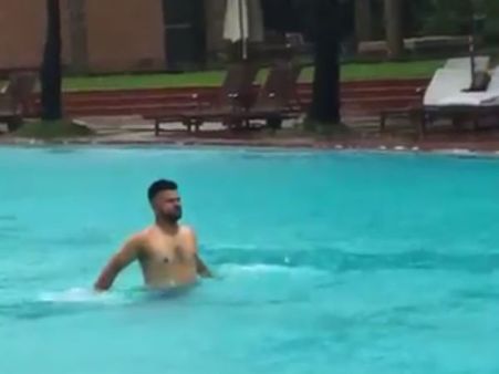 மும்பை கன மழை, வெள்ளத்திற்கு நடுவே, நீச்சலடித்து 'கரை சேர்ந்த' சுரேஷ் ரெய்னா!