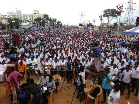 அரசியல் பிரவேசம்... திருச்சியை நோக்கித் திரண்ட ரஜினி ரசிகர்கள்!