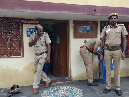 ராஜீவ் கொலையில் சிறைக்கு சென்ற பேரறிவாளன் வீட்டு பாதுகாப்புப் பணியில் மற்றொரு ராஜீவ்!