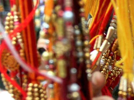 ராக்கி கயிறு வாங்க கணவர் பணம் தரலையே... விரக்தியில் இளம்பெண் தற்கொலை