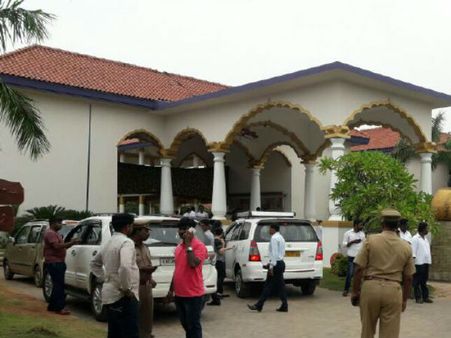 ரிசார்ட்டிலிருந்து சொகுசு விடுதிக்கு மாறினர் தினகரன் ஆதரவு எம் எல் ஏக்கள்! காரணம் என்ன?