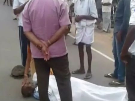 சாலையை கடக்க முயன்ற முதியவர் மீது லாரி மோதி பரிதாப பலி - வீடியோ