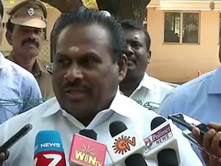 பணத்தாசை காட்டுவதாக புகார்.. மற்றொரு கூவத்தூர் கூத்துக்கு ரெடியாகிறது தமிழக அரசியல்?