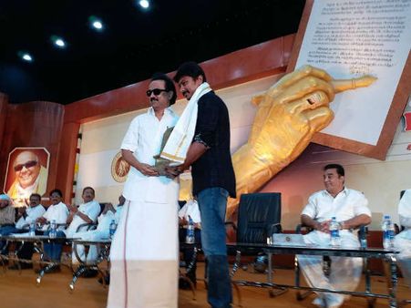 முரசொலி பவள விழா.. உதயநிதி உட்பட பலருக்கு நினைவு பரிசு வழங்கினார் ஸ்டாலின்!