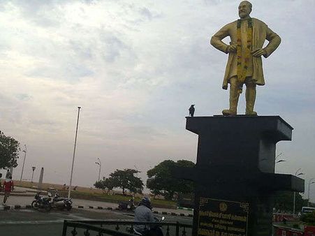 மெரீனா கடற்கரை சாலையில் இருந்த சிவாஜி சிலை நள்ளிரவில் அகற்றம் - ரசிகர்கள் சோகம்