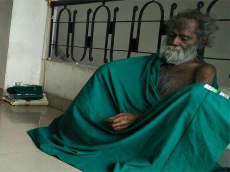 மூக்குப் பொடி டப்பாவை பக்கத்தில் வைத்து விட்டு காத்திருக்க வேண்டும்.. இப்படியும் ஒரு சித்தர்!