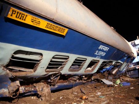 உ.பி. ரயில் விபத்து.. உதவி கோருவோருக்காக ஹெல்ப்லைன் அறிவிப்பு