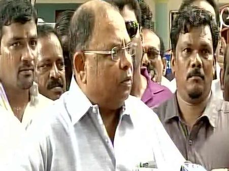 தினகரன் அணிக்கு எம்.எல்..ஏ.க்கள் தாவுவதை தடுக்கவே கொறடாவின் பரிந்துரை - வெற்றிவேல்