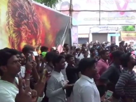 விவேகம் திரைப்படத்தை பார்த்தபோது மயங்கி விழுந்து இறந்த ரசிகர்.. காரைக்கால் தியேட்டரில் சோகம்