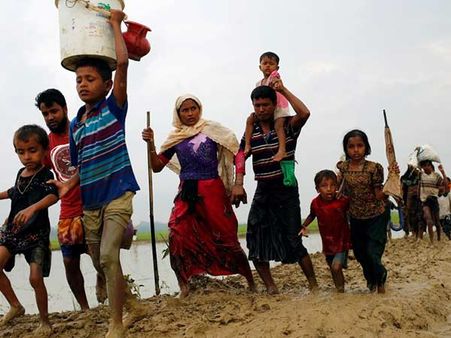 மியான்மரில் ரோஹிங்யா முஸ்லிம்கள் இனப்படுகொலை- ஒரே மாதத்தில் 90,000 பேர் அகதிகளாக வெளியேறினர்!