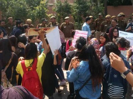 தேர்தல்களில் படுதோல்வி எதிரொலி... டெல்லியில் மத்திய அரசுக்கு எதிராக போராடும் பாஜக மாணவர் அமைப்பு