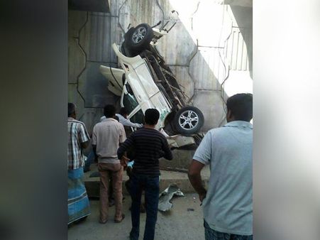 அவிநாசி அருகே பஸ் மோதி பாலத்திலிருந்து கவிழ்ந்த கார்.. பலி எண்ணிக்கை 6ஆக உயர்வு