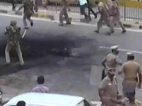 அடிக்கடி விபத்து.. கந்திக்குப்பத்தில் மேம்பாலம் தேவை... போராடிய மக்கள் மீது தடியடி நடத்திய போலீஸ்