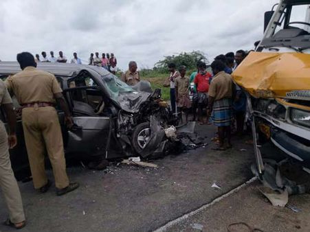 மதுரை: காருடன் சரக்கு லாரி மோதி விபத்து - 4 பேர் பலி