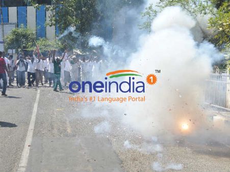 18 எம்எல்ஏக்கள் தகுதி நீக்கம்.. தமிழகம் முழுக்க அதிமுகவினர் பட்டாசு வெடித்து கொண்டாட்டம்