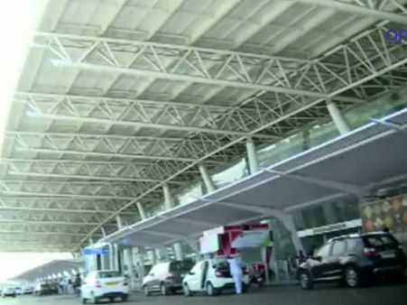 சென்னை விமான நிலையத்தில் 3 கிலோ தங்கக்கட்டிகள் கடத்தல்... அதிகாரிகள் பறிமுதல் - வீடியோ