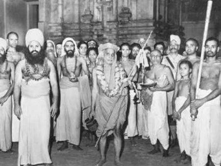 பகவான் காலடி மண்ணெடுத்து நெத்தியிலே பொட்டு வெச்சி....