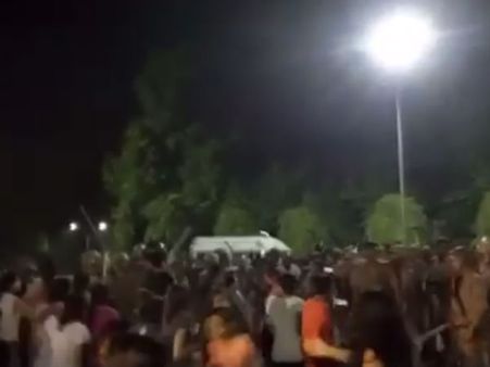 பனாரஸ் இந்து பல்கலை கழக மாணவி மீது போலீசார் சராமாரி தாக்குதல்... வைரலாகும் வீடியோ