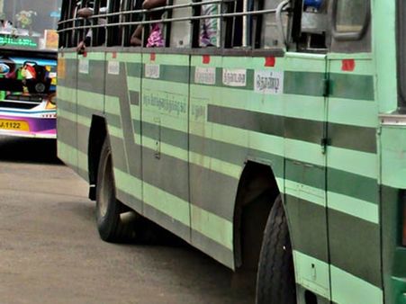 அடேங்கப்பா.. ஜன்னல் கம்பியில் அமர்ந்து பயணித்த புறா.. டிக்கெட் கொடுக்காத நடத்துநருக்கு மெமோ!