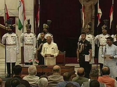 மோடி அமைச்சரவை விரிவு.. 4 இணை அமைச்சர்களுக்கு கேபினட் அந்தஸ்து.. 9 புதிய அமைச்சர்கள் பதவியேற்பு