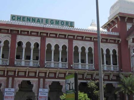 எழும்பூரில் ரயில் எஞ்சின் தடம் புரண்டு விபத்து - பயணிகளுக்கு காயமில்லை