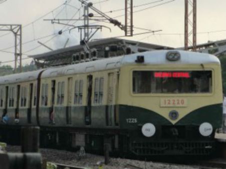 சென்னை புறநகரில் ரயில் சேவை பாதிப்பு... மின்கம்பி அறுந்து விழுந்ததால் பாதி வழியில் நிற்கும் ரயில்கள்