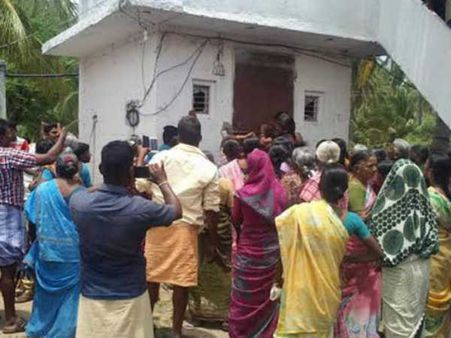 கோவையில் டாஸ்மாக் கடையை அடித்து நொறுக்கி சூறையாடி மக்கள் ஆவேசம்