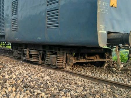 உ.பி.யில் சக்திபுஞ்ச் எக்ஸ்பிரஸ் ரயிலின் 7 பெட்டிகள் தடம்புரண்டு விபத்து