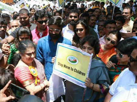 குழந்தைகளுக்கு எதிரான வன்கொடுமைகளை எதிர்த்து பேரணி.. ரஜினி குடும்பத்தோடு கலந்து கொண்ட தனுஷ்!