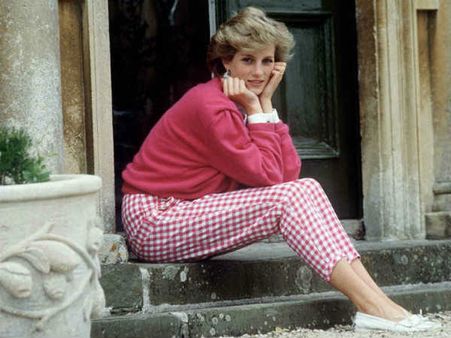 இறந்து 20 ஆண்டுகளானாலும் மவுசு குறையாத டயானா .. பயன்படுத்திய பொருள்களுக்கு செம கிராக்கி!