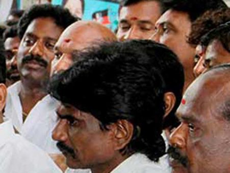 எங்களை மட்டும் ஏன் விடமாட்றீங்க? ரிசார்ட் 'சிறையில்' இருக்கும் மாஜி எம்எல்ஏக்கள் கதறல்!