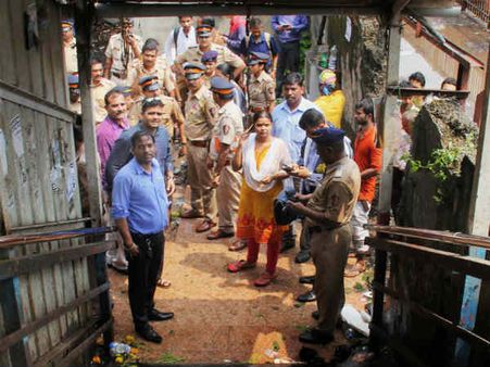 மும்பை ரயில் பாலம் விபத்தில் சோகம்.. மகப்பேறு விடுமுறைக்கு பிறகு பணிக்குச் சென்ற பெண் பலி