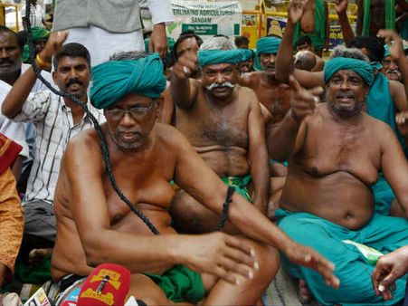 உடலில் மண்ணெண்ணெயை ஊற்றி தற்கொலைக்கு முயன்ற தமிழக விவசாயிகள் டெல்லியில் கைது