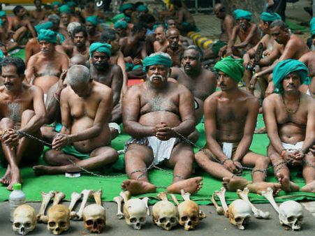 டெல்லியில் தமிழக விவசாயிகள் மனித மாமிசம் சாப்பிட்டு போராட்டம்