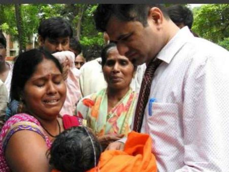 கோரக்பூரில் 72 குழந்தைகள் மரண விவகாரம்: டாக்டர் கபீல் கான் திடீர் கைது!