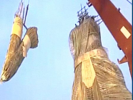 குவஹாத்தியில் முஸ்லீம் கலைஞரின் கை வண்ணத்தில் 101 அடி மூங்கில் துர்கா சிலை... கின்னஸ் சாதனை