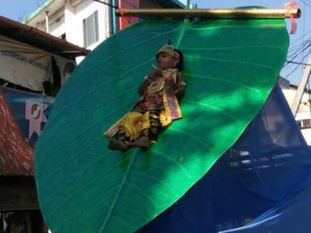 எந்தாடா இது கொடுமை.. இலையில் கட்டி 3 மணி நேரம் தூக்கி செல்லப்பட்ட 