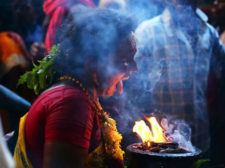 குலசை முத்தாரம்மன் கோவில் தசரா விழா: வேடமிட்டு நேர்த்திக்கடன் செலுத்தும் பக்தர்கள்