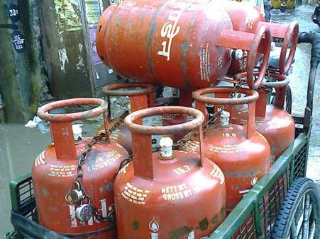 டெல்லியில் சமையல் எரிவாயு சிலிண்டர் விலை அதிரடியாக ரூ.73.50 உயர்வு!