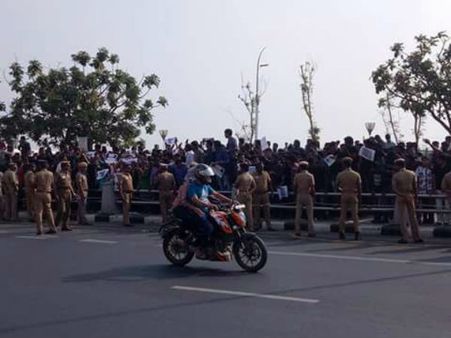 அனிதா மரணத்திற்கு நீதி கேட்டு போராட்டம்- மெரீனாவில் வாகனங்கள் செல்ல மீண்டும் தடை