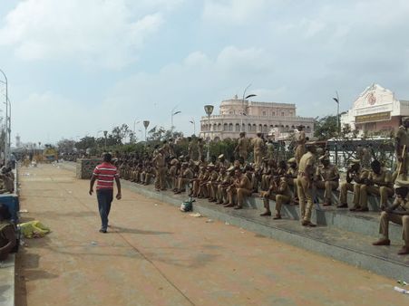 மெரீனா கடற்கரை சாலையில் காவலருக்கு அடி உதை- இருவர் தப்பி ஓட்டம்