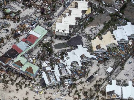 மறக்க முடியாத பாதிப்பை ஏற்படுத்தியுள்ள இர்மா... இருளில் மூழ்கிக்கிடக்கும் ஃப்ளோரிடா மாகாணம்!