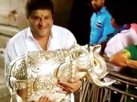 மைசூரு சாமுண்டிஸ்வரி கோயிலுக்கு வெள்ளி யானை.. வேண்டுதல் நிறைவேறியதால் அமைச்சர் காணிக்கை!