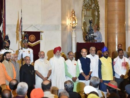 மோடி அமைச்சரவை மாற்றம்- 4 இணை அமைச்சர்களுக்கு கேபினட் அந்தஸ்து- 9 புதிய அமைச்சர்கள் பதவியேற்பு