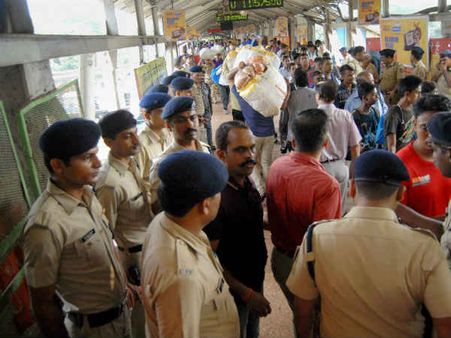 மும்பையில் ரயில் நிலைய நெரிசல் விபத்தில் 22 பேர் பலி - ஜனாதிபதி, பிரதமர் இரங்கல்