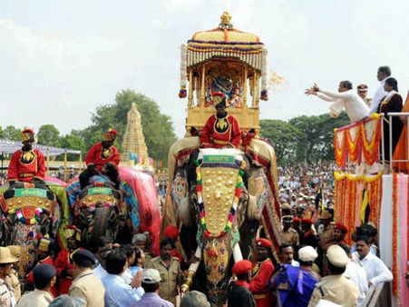 நல்லிணக்கத்திற்கு உதாரணம்.. இந்த வருடம் மைசூர் தசராவை தொடங்கி வைத்தது யார் தெரியுமா?